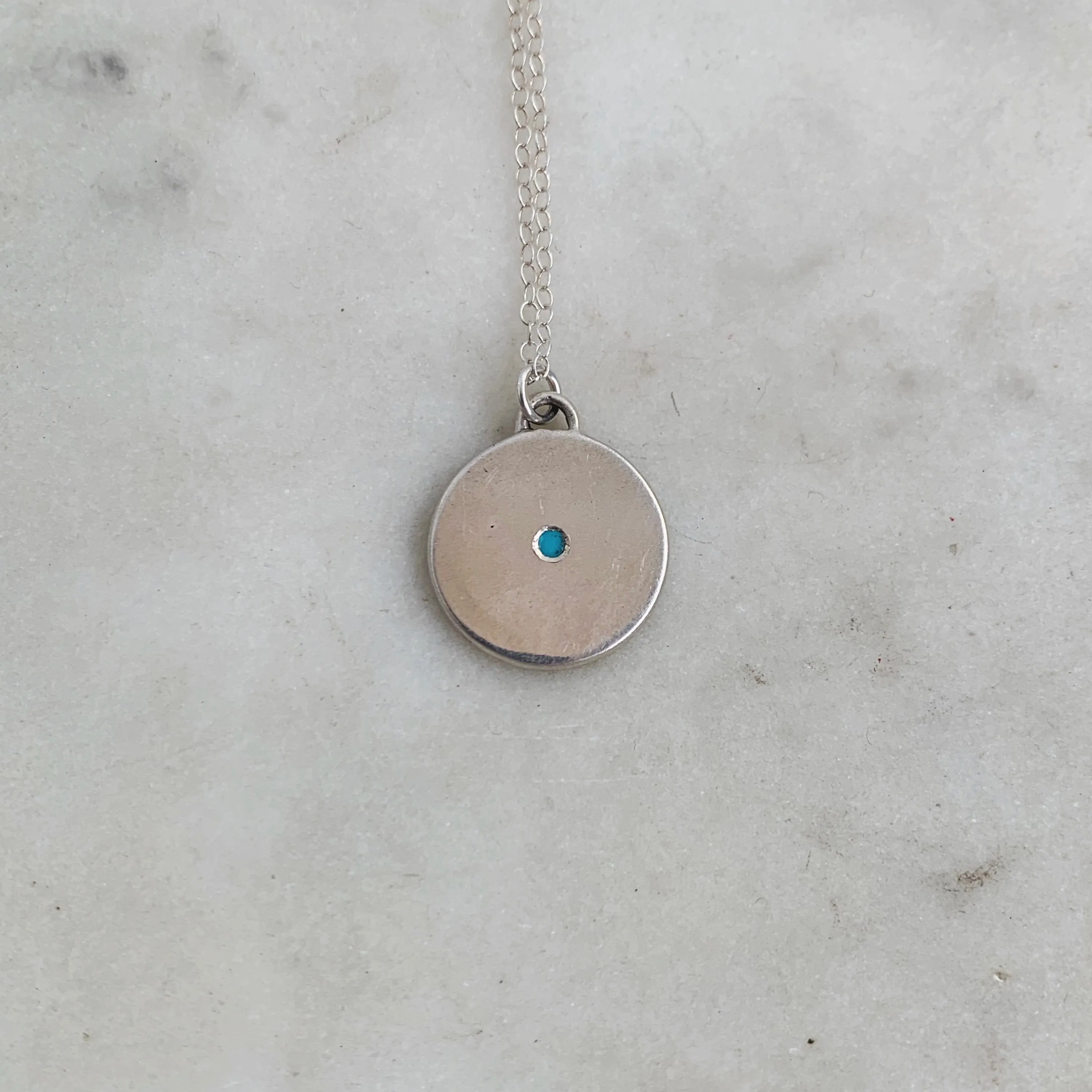 MINIMAL CIRCLE STONE PENDANT