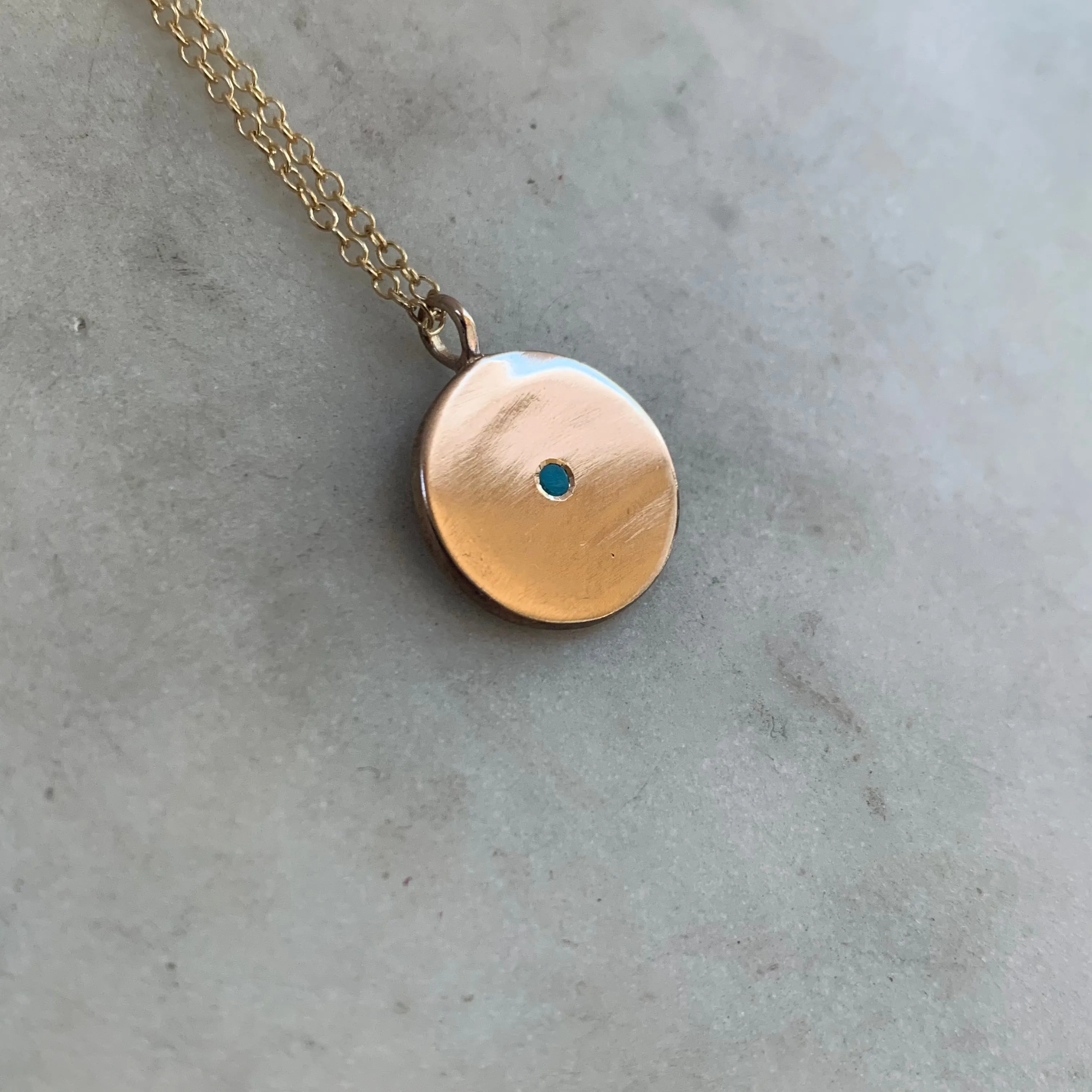 MINIMAL CIRCLE STONE PENDANT