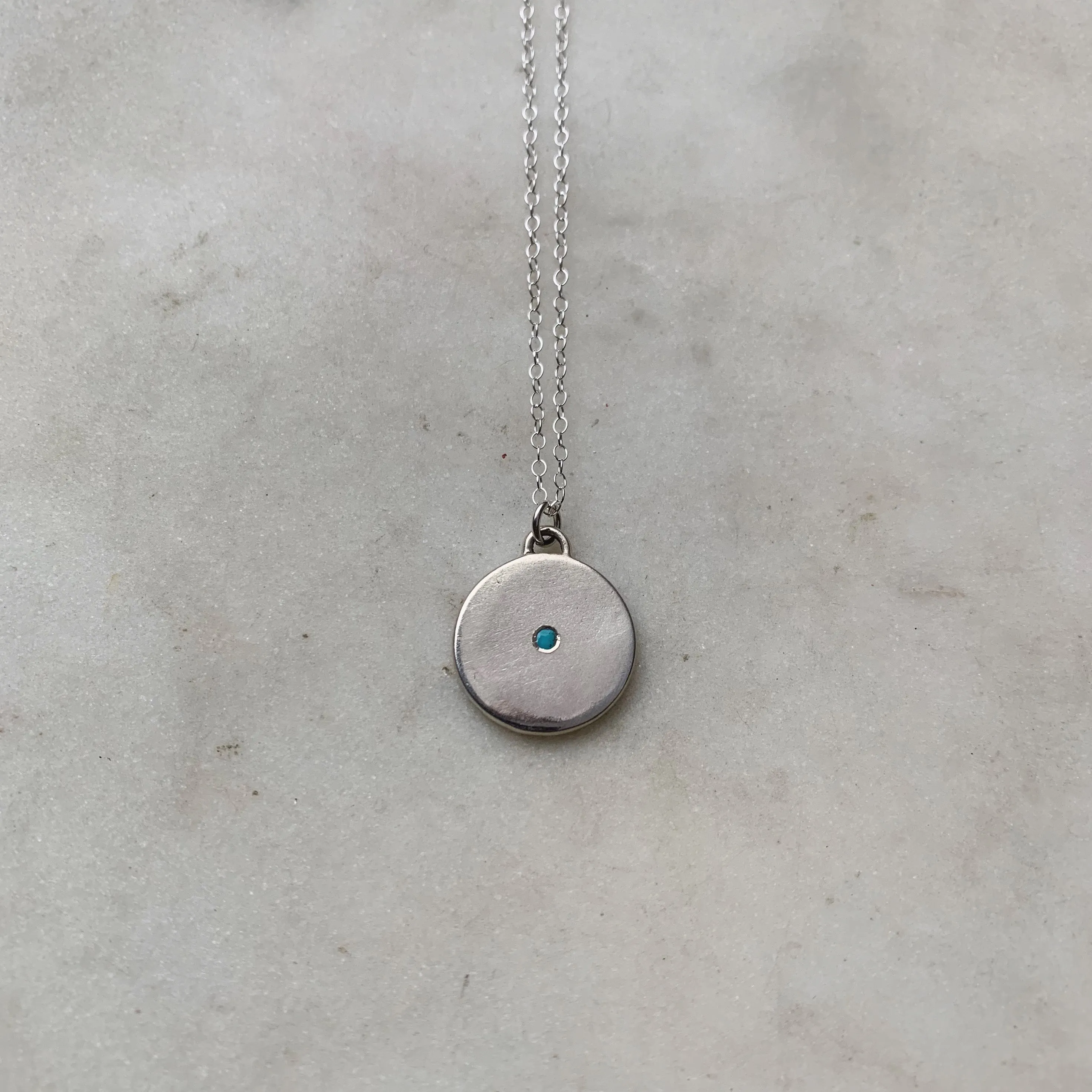 MINIMAL CIRCLE STONE PENDANT