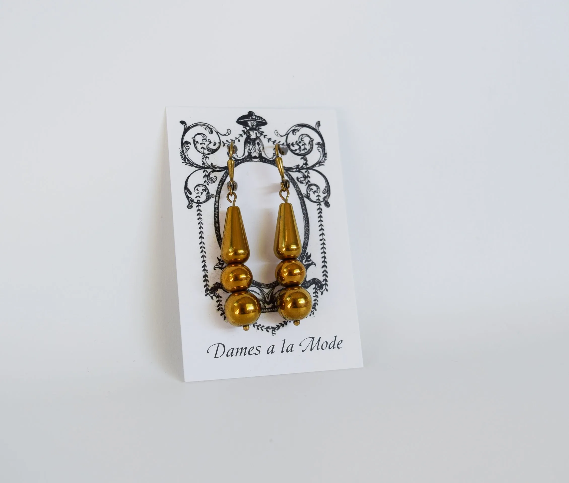 Victorian style golden dangle earrings - Inverted Teardrop